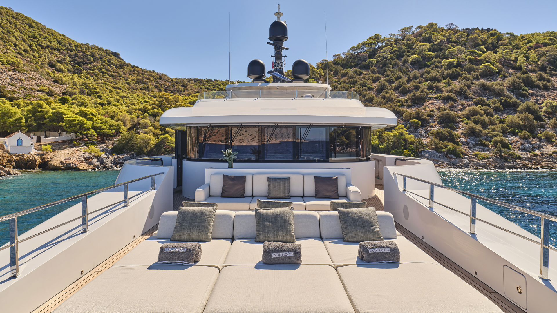 Foredeck Lounge Area