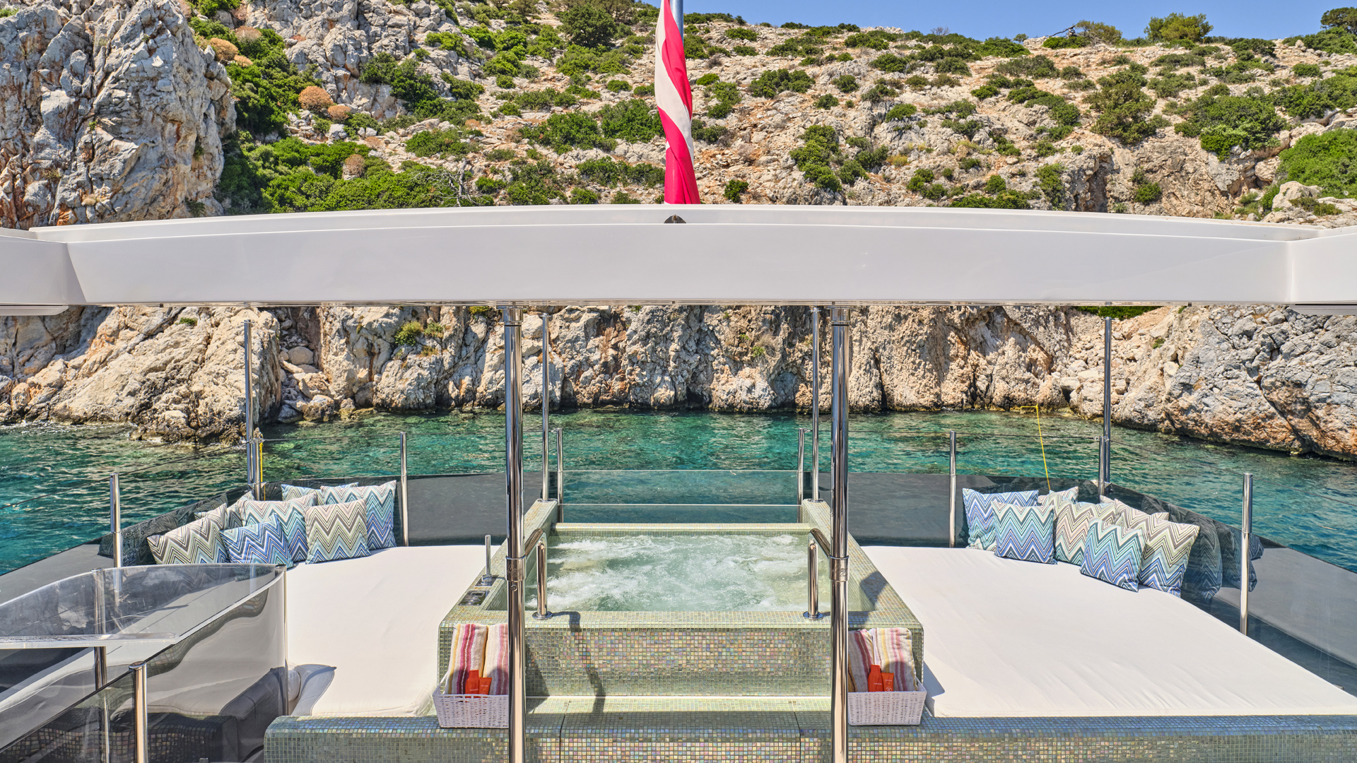 Sundeck Jacuzzi