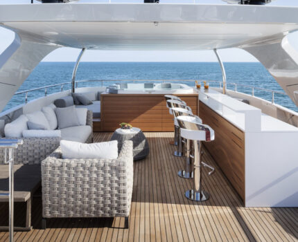 Sundeck Lounge Area & Bar