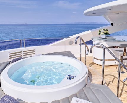 Sundeck Jacuzzi