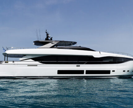 At anchor - Profile view