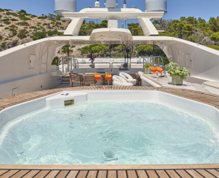 Sundeck Jacuzzi