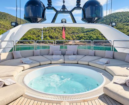 Sundeck Jacuzzi