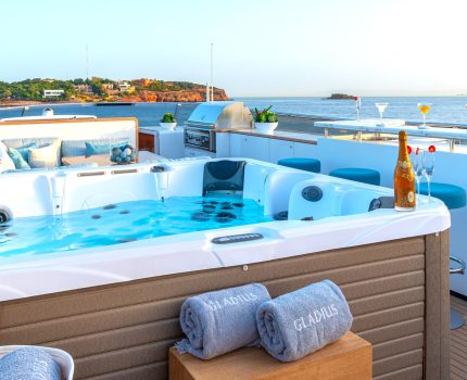 Sundeck Jacuzzi