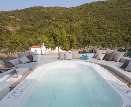 Sundeck Jacuzzi