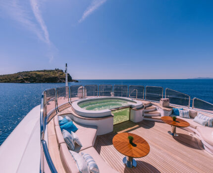 Sundeck Jacuzzi
